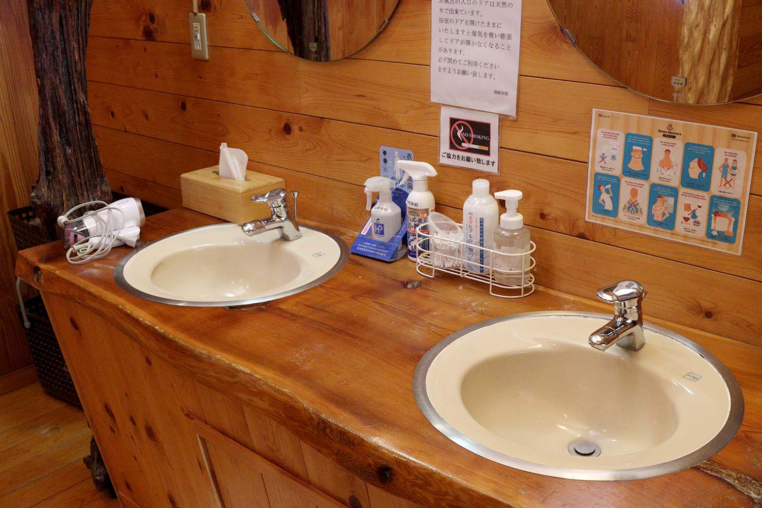 須崎旅館の大浴場の洗面所
