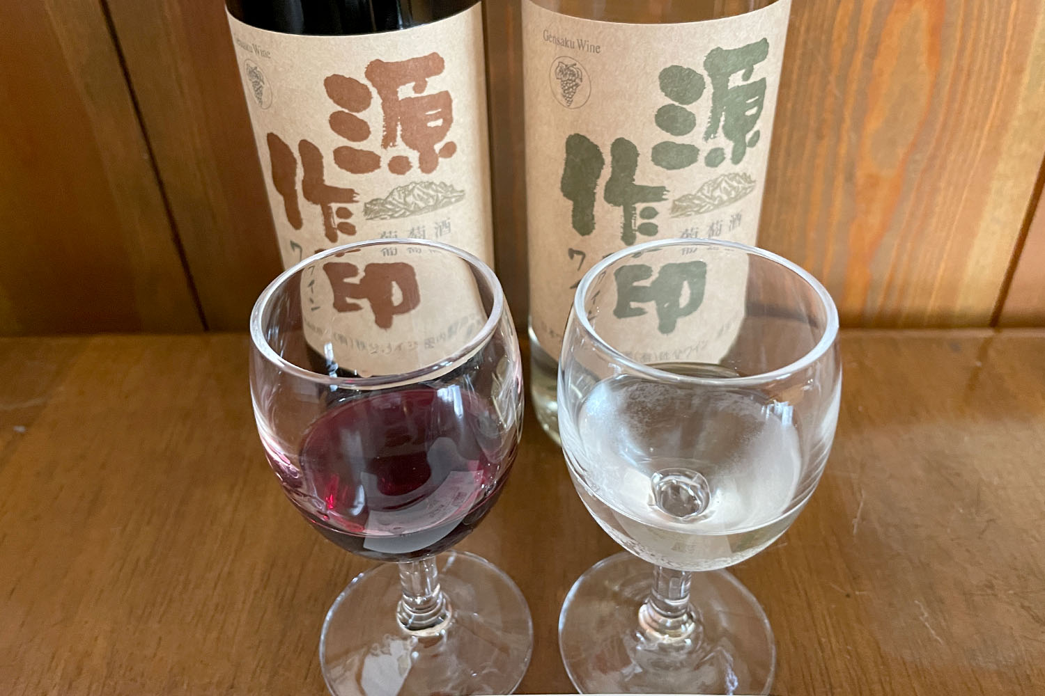 須崎旅館の利き酒「ワイン」（赤と白）